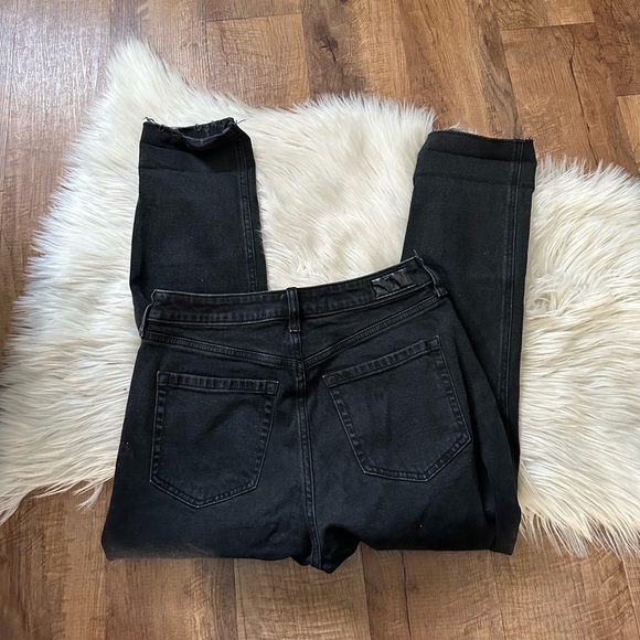 HOLLISTER Curvy Ultra High Rise Black Distressed  Mom Jeans - Picture 6 of 6